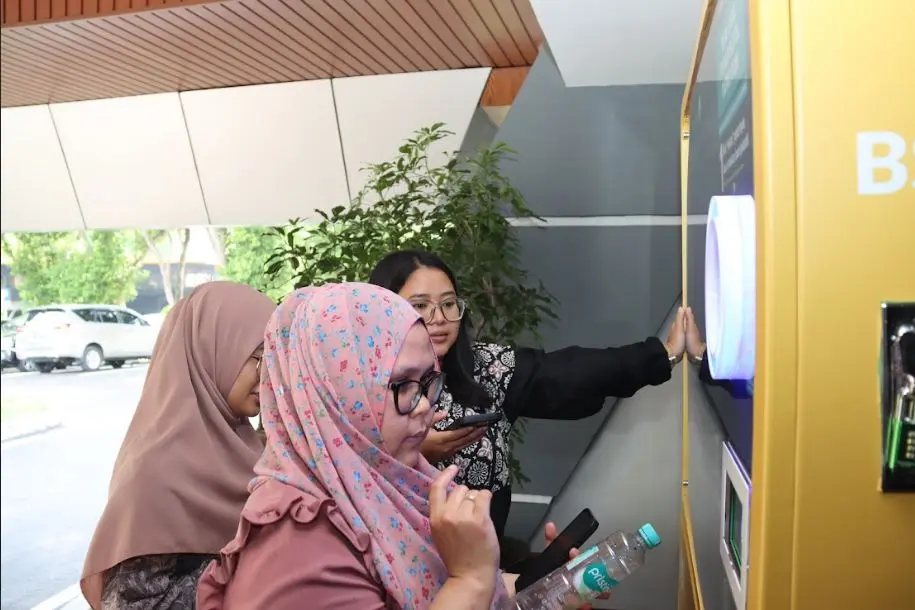 Proses penukaran botol plastik menjadi poin e-wallet