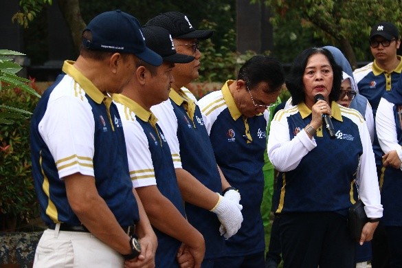 Pimpinan UT menanam pohon
